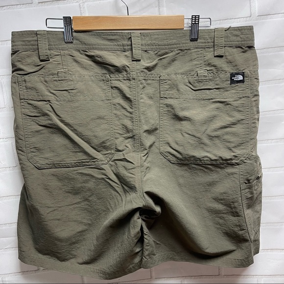 The North Face Cargo Shorts Olive Green - Picture 2 of 9